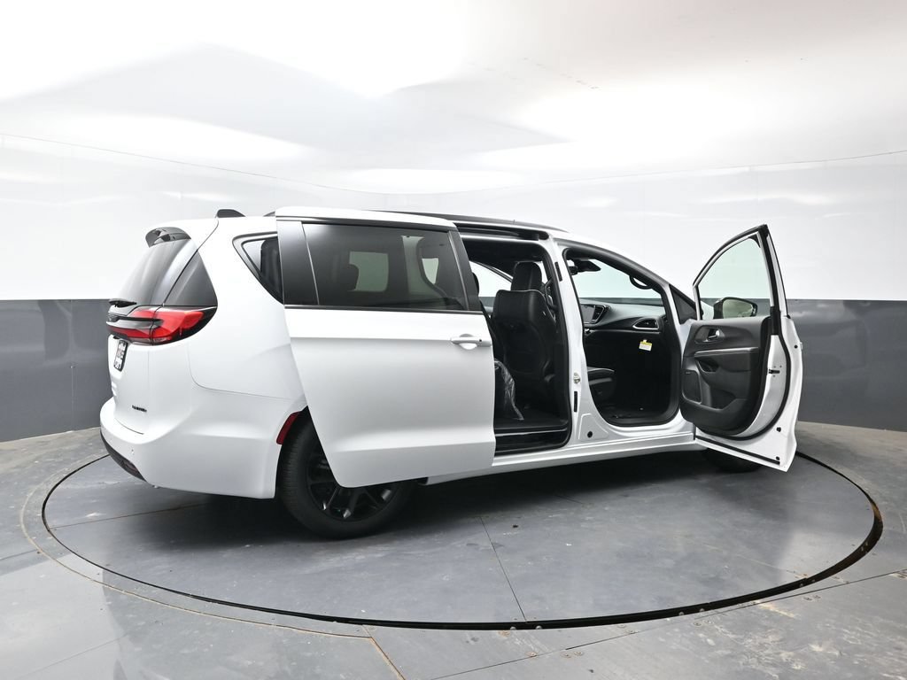 New 2027 Chrysler Pacifica Limited FWD image 49