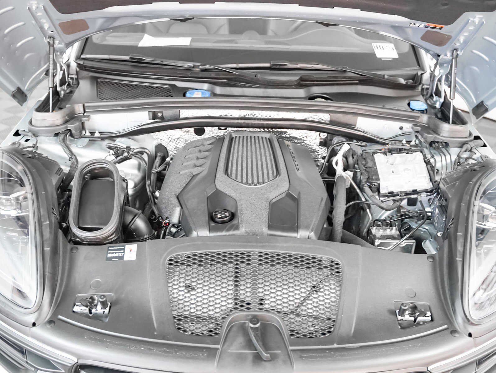 Certified 2025 Porsche Macan image 13