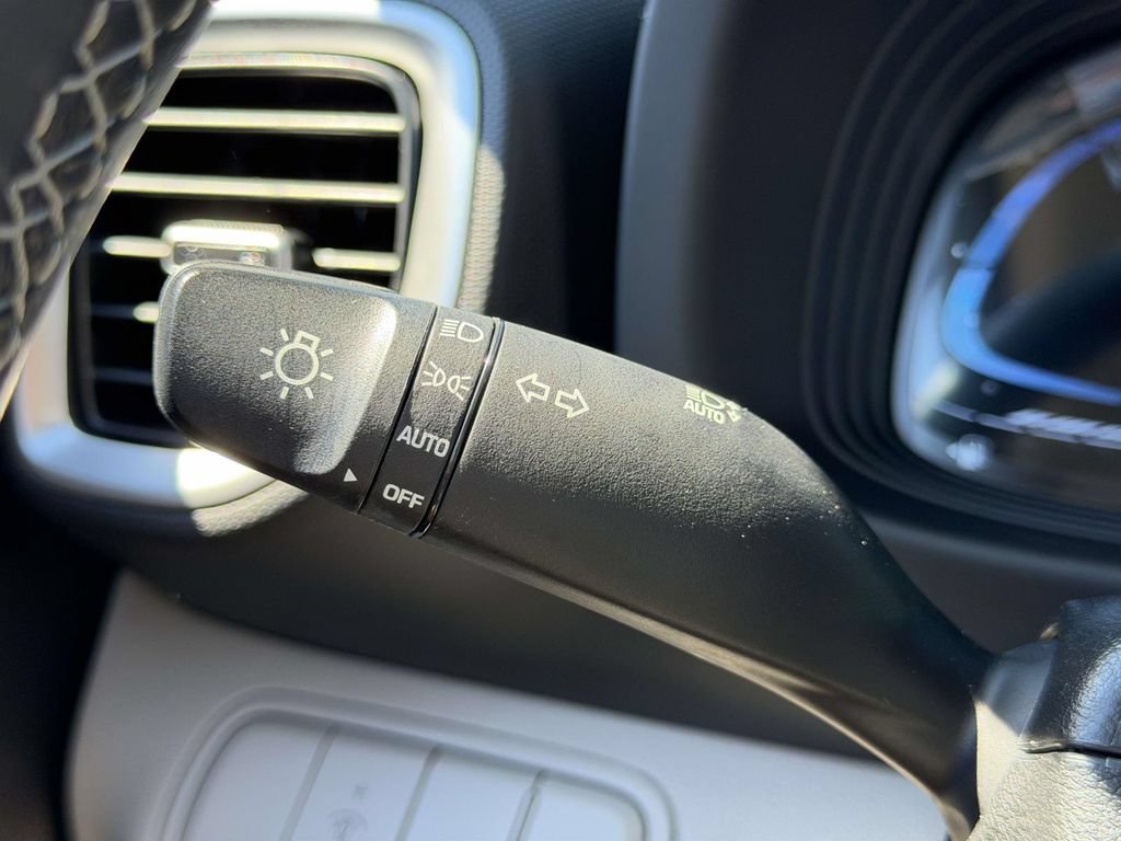 Certified 2024 Hyundai Venue SEL FWD image 26