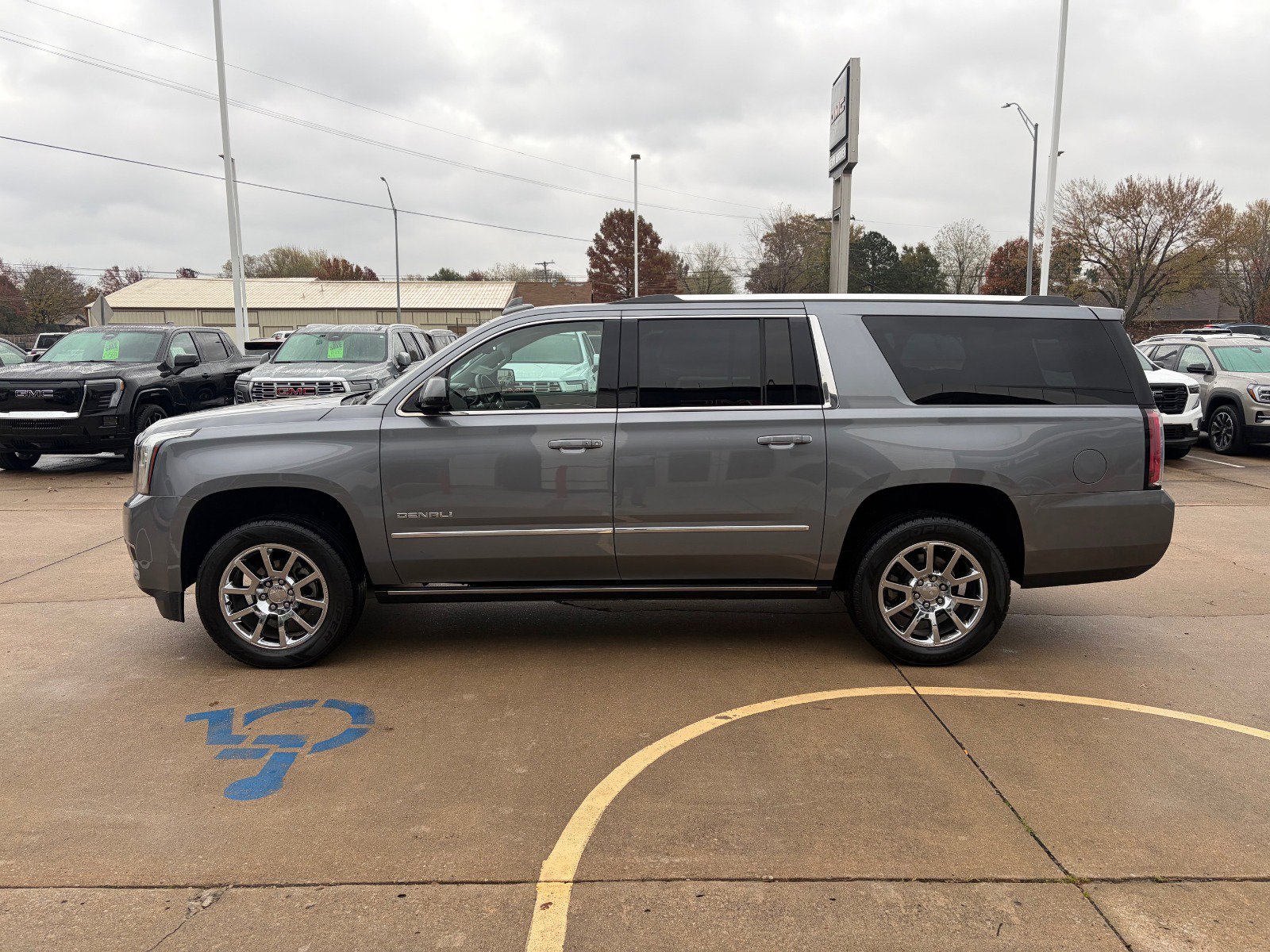 Used 2019 GMC Yukon XL Denali w/ Open Road Package image 3