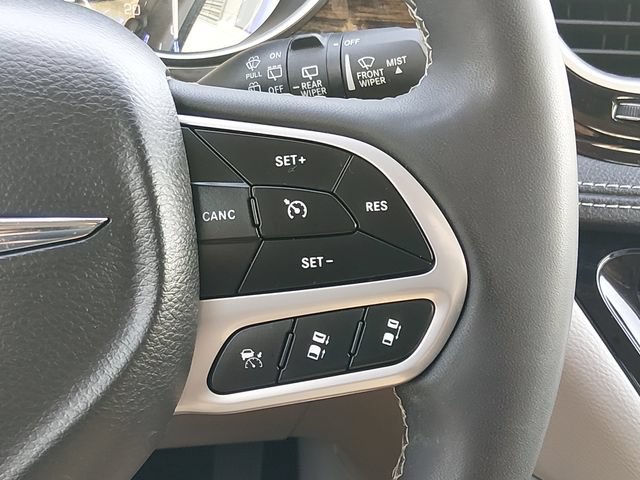 Used 2023 Chrysler Pacifica Limited FWD image 21
