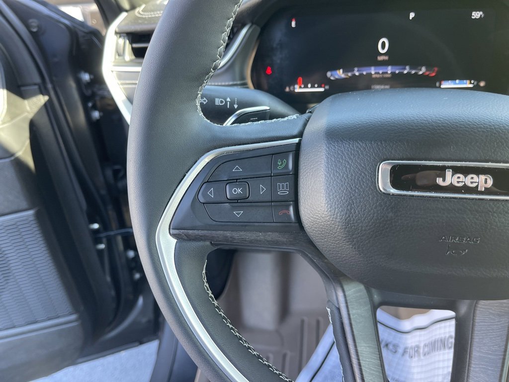 Used 2025 Jeep Grand Cherokee Limited w/ Luxury Tech Group II image 16