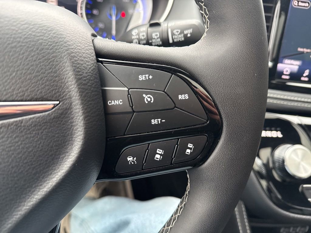 Used 2025 Chrysler Pacifica Limited image 49