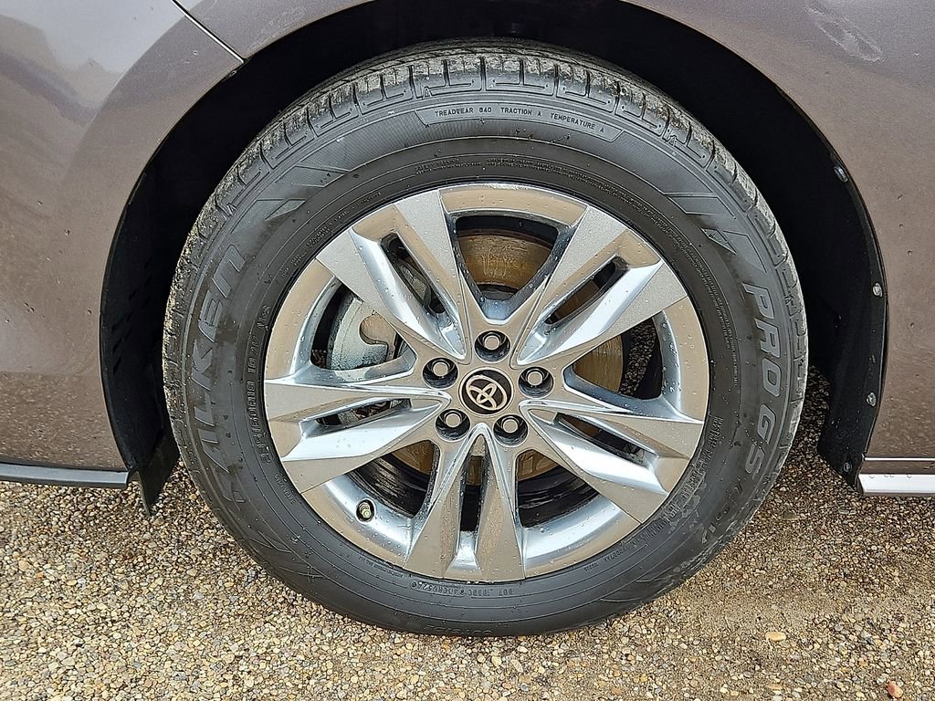 Used 2022 Toyota Sienna XLE w/ XLE Plus Package image 5