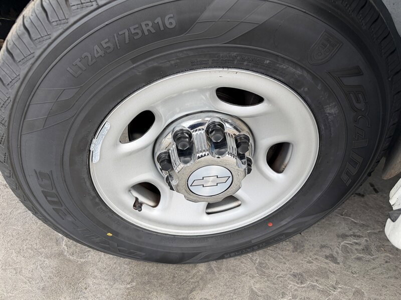 Used 2018 Chevrolet Express 2500 LT w/ LT Preferred Equipment Group RWD image 10