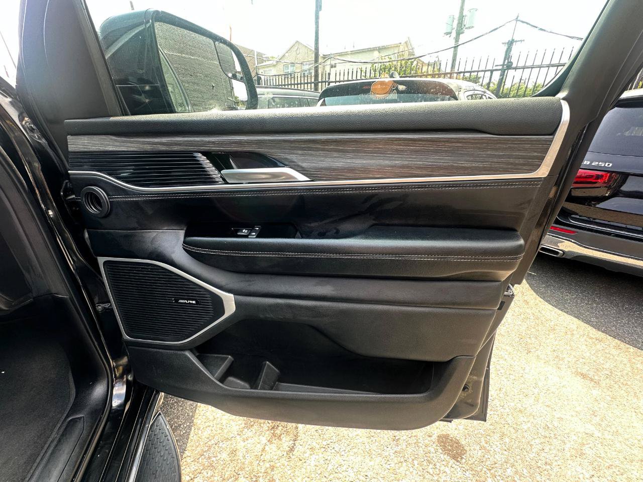 Used 2023 Jeep Wagoneer L Series II w/ Premium Group I AWD/4WD image 21
