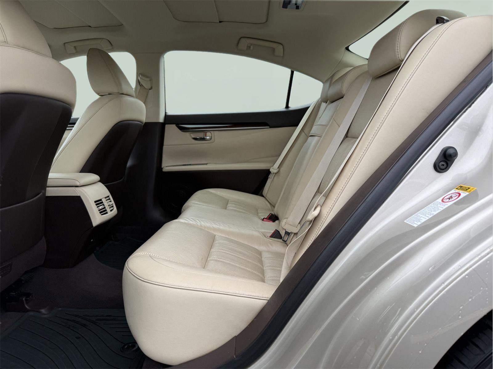 Used 2016 Lexus ES 350 w/ Luxury Package w/Wood Trim image 21