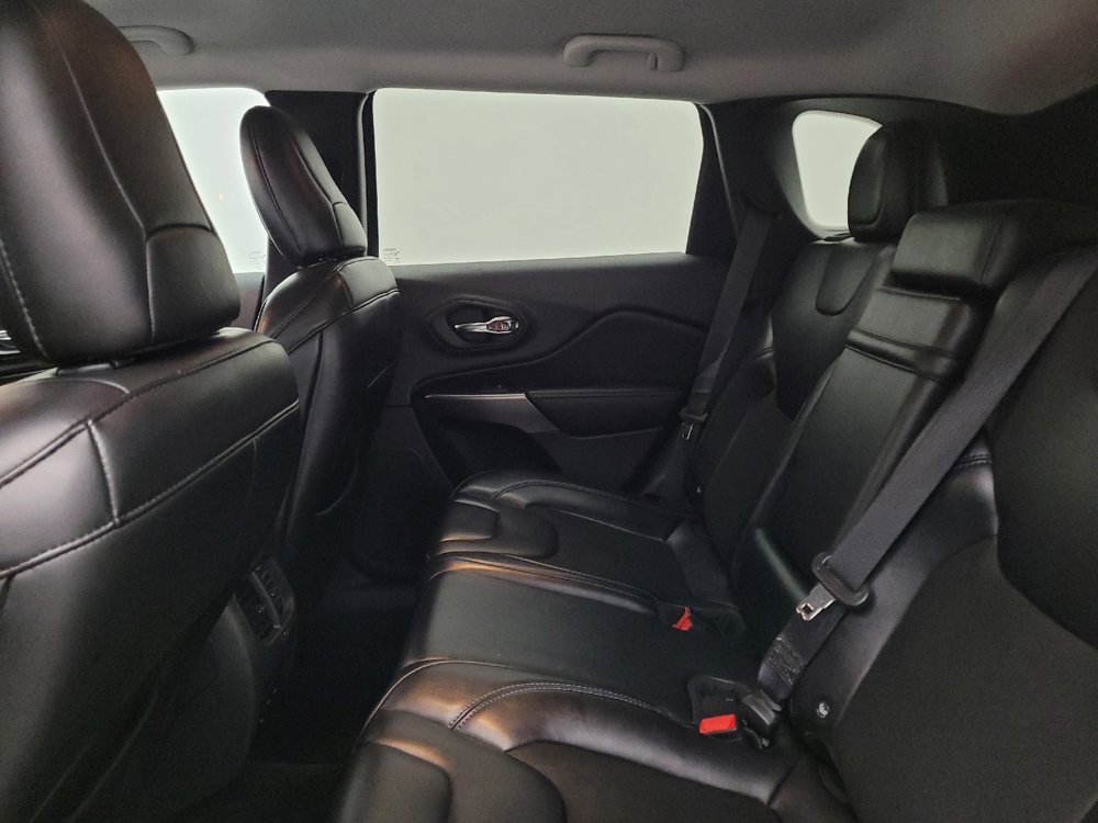 Used 2019 Jeep Cherokee Latitude Plus AWD/4WD image 18