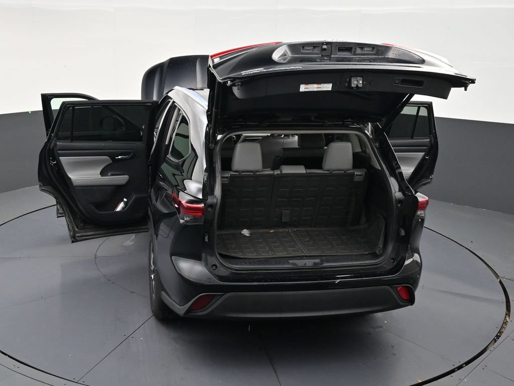 Used 2021 Toyota Highlander XLE AWD/4WD image 32