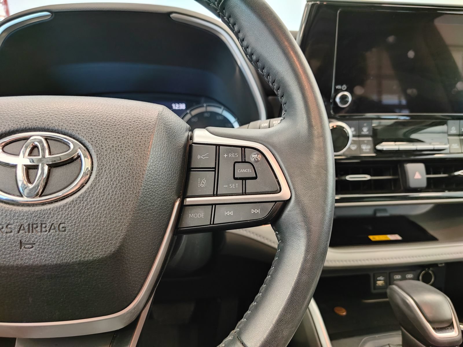 Used 2024 Toyota Highlander XLE FWD image 15