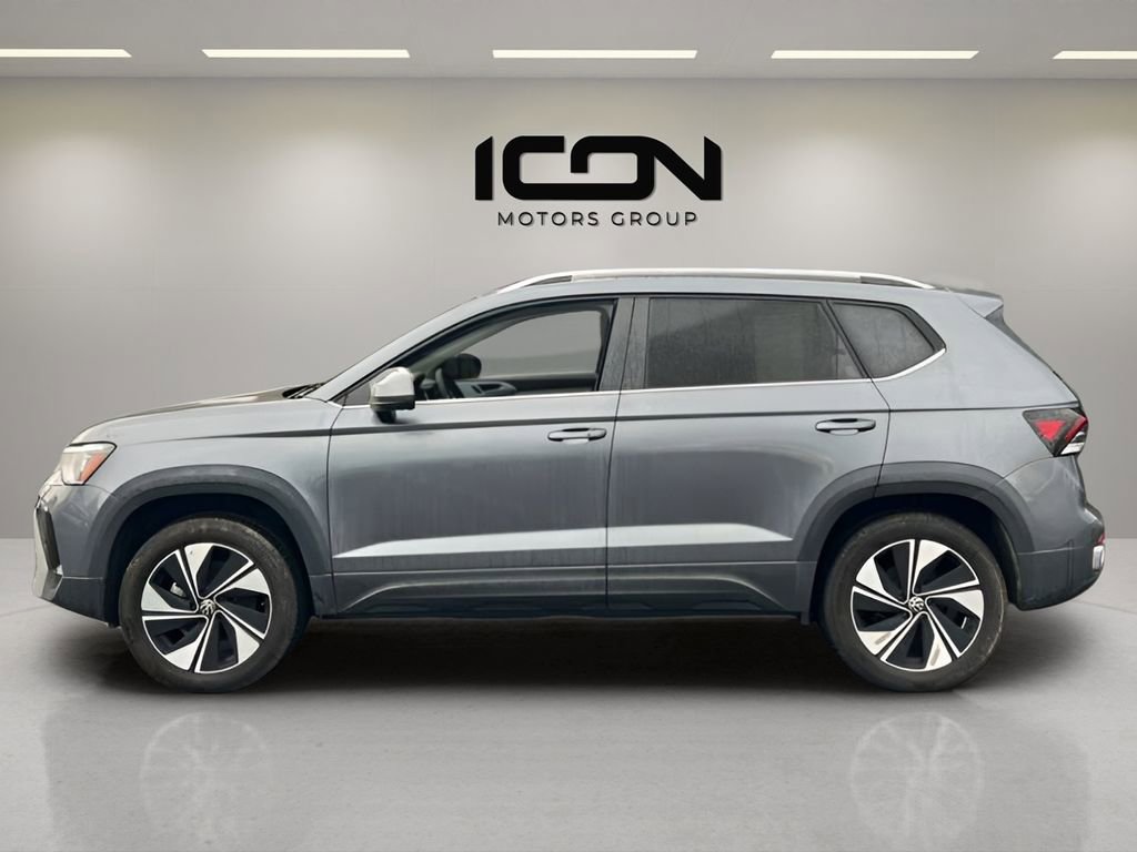 Used 2025 Volkswagen Taos SE AWD/4WD image 2