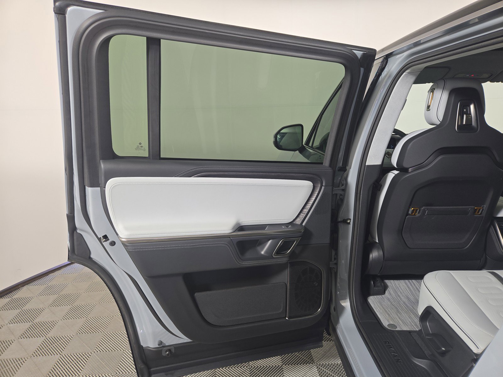 Used 2024 Rivian R1S Adventure image 17