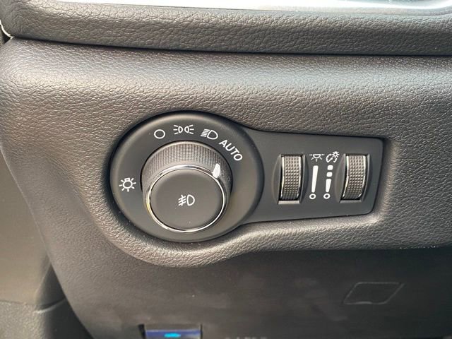 Used 2025 Chrysler Pacifica Premium image 16