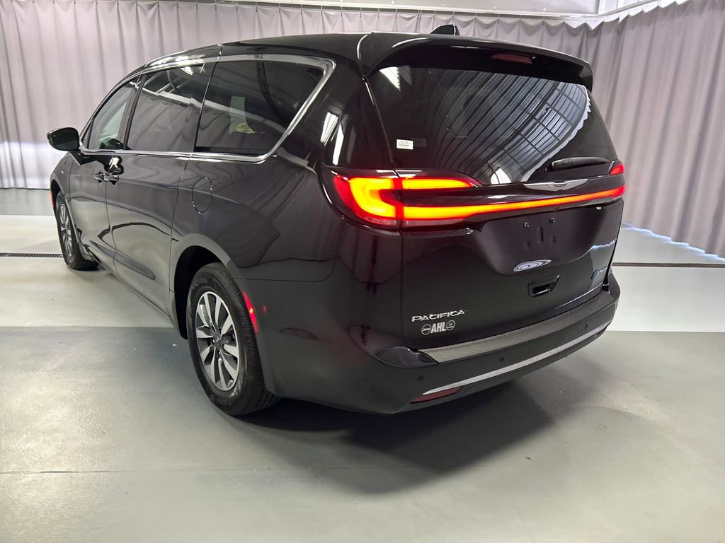 Used 2024 Chrysler Pacifica Select image 5