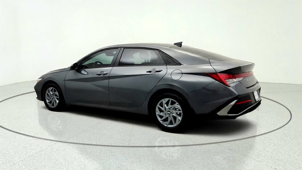 Used 2026 Hyundai Elantra Hybrid FWD image 7