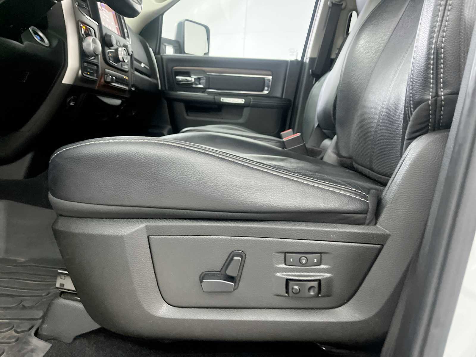Used 2018 RAM 1500 Laramie w/ Convenience Group AWD/4WD image 20