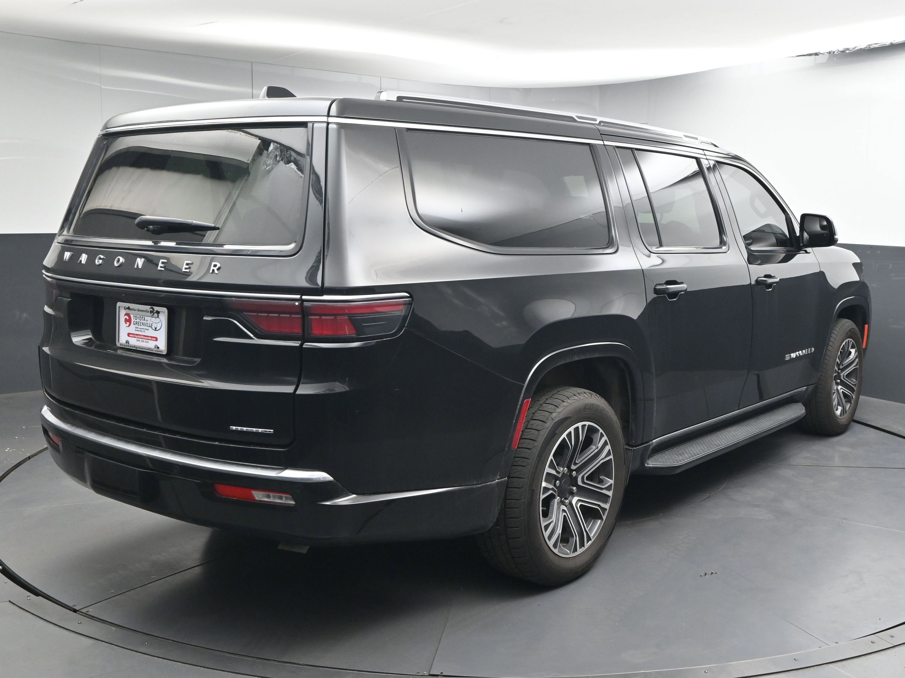 Used 2024 Jeep Wagoneer L Series II w/ Flexible Seating Group image 8