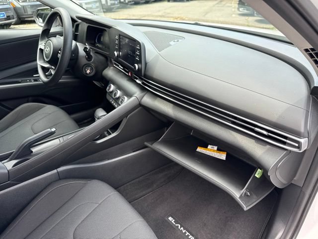 Used 2025 Hyundai Elantra SE FWD image 22