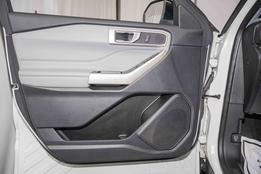 Used 2022 Ford Explorer XLT w/ Equipment Group 202A image 10
