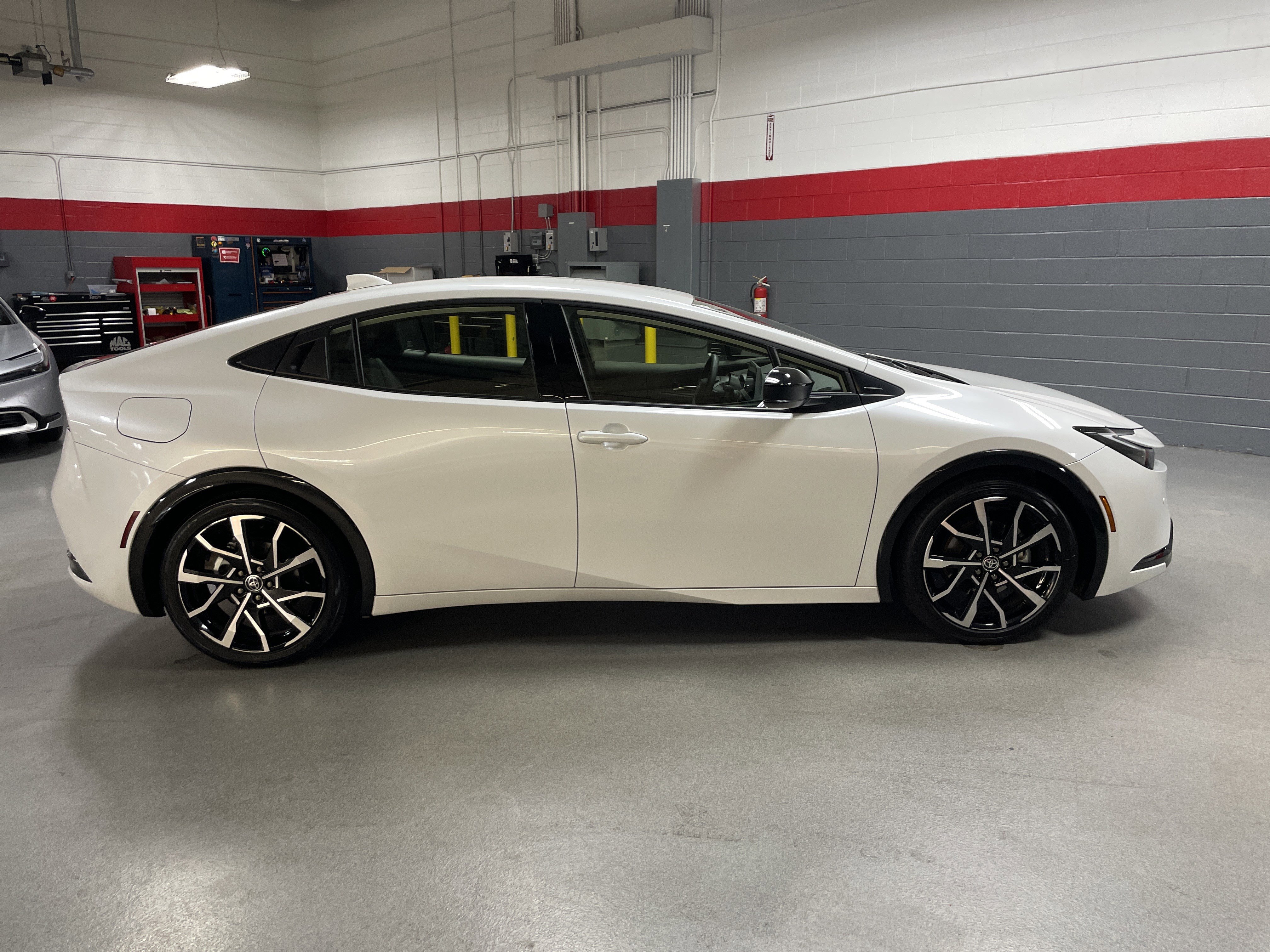 Used 2025 Toyota Prius Plug-In Hybrid FWD image 11