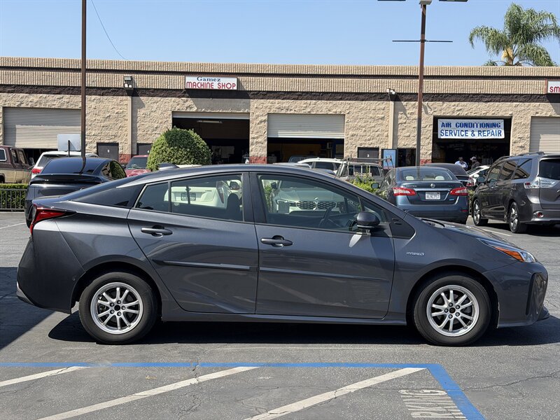 Used 2022 Toyota Prius LE FWD image 8