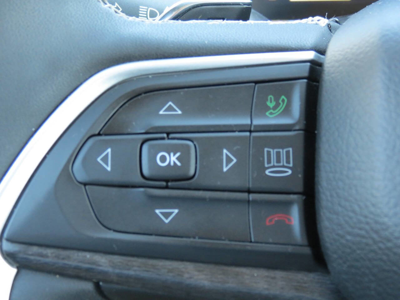 Used 2023 Jeep Grand Cherokee L Limited w/ Black Appearance Package AWD/4WD image 12