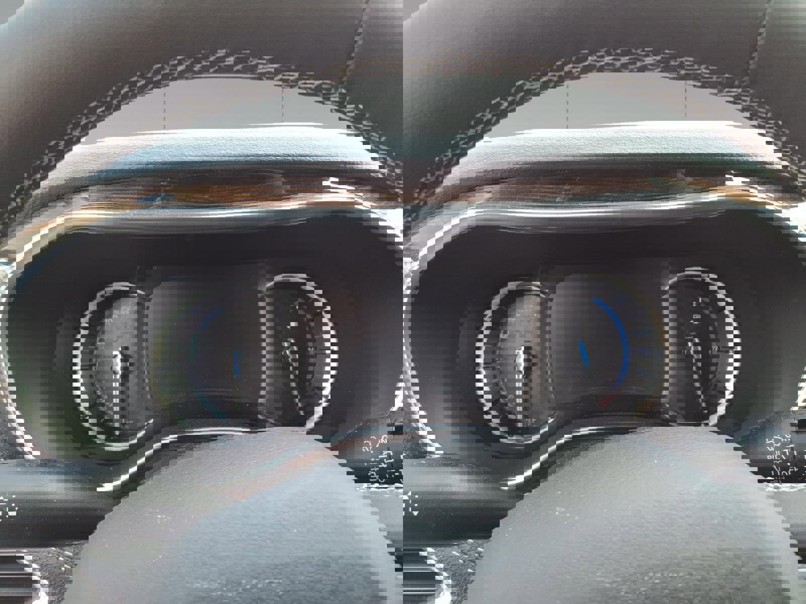 Used 2023 Chrysler Pacifica Limited w/ Uconnect Theater Family Group image 15