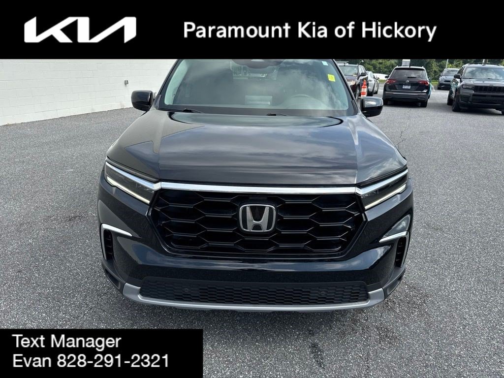 Used 2025 Honda Pilot Touring image 2