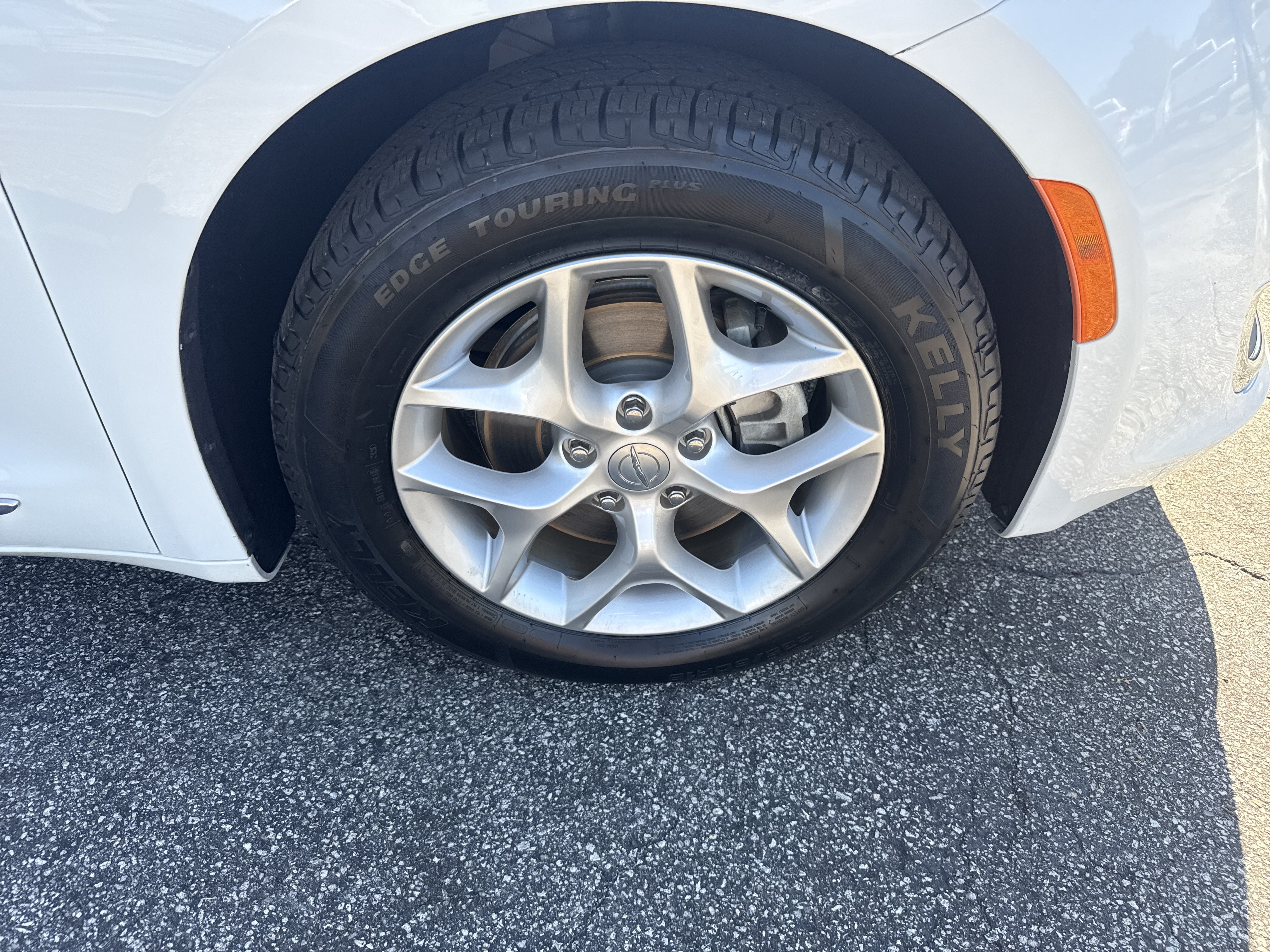 Used 2019 Chrysler Pacifica Touring-L Plus w/ Tire & Wheel Group FWD image 12