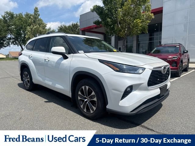 Used 2022 Toyota Highlander XLE AWD/4WD image 2