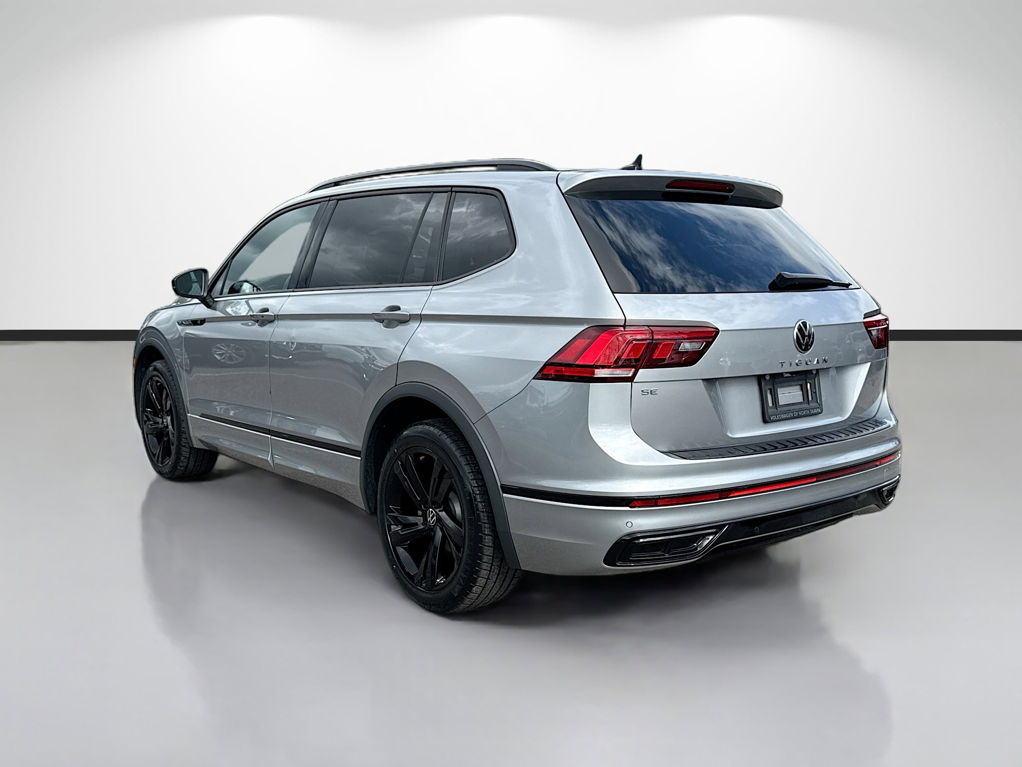 Used 2023 Volkswagen Tiguan SE R-Line image 5