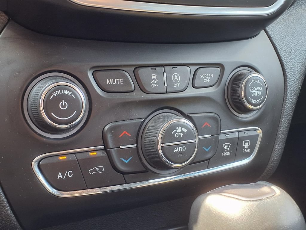 Used 2020 Jeep Cherokee Latitude Lux w/ Comfort/Convenience Group AWD/4WD image 22