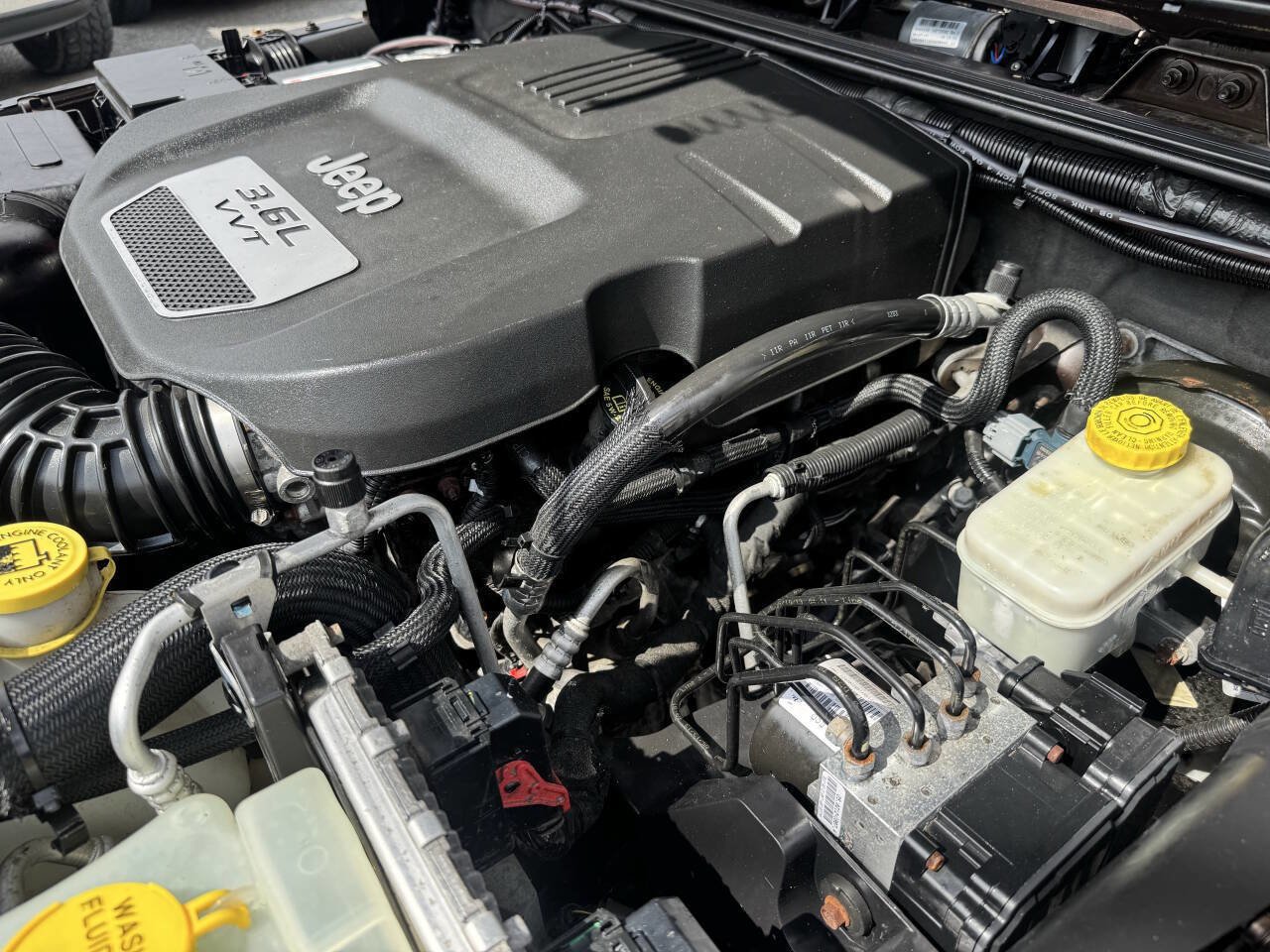 Used 2013 Jeep Wrangler Sport AWD/4WD image 13