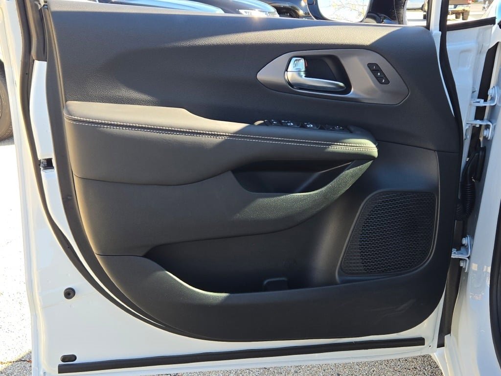 New 2026 Chrysler Pacifica Select image 22