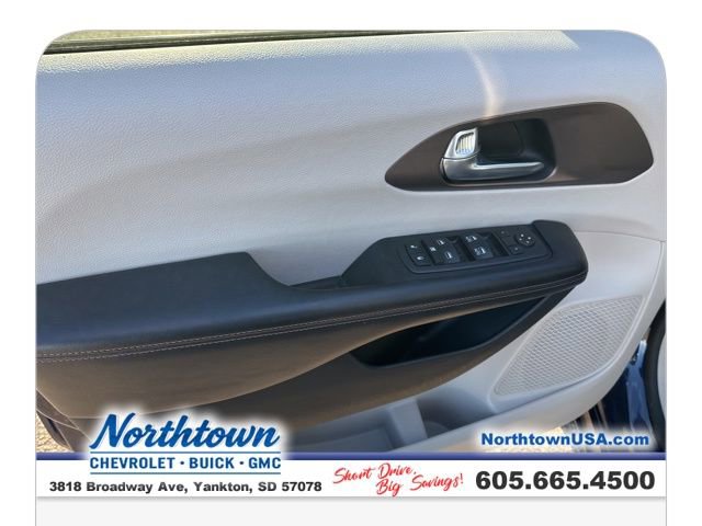 Used 2018 Chrysler Pacifica Touring-L image 11