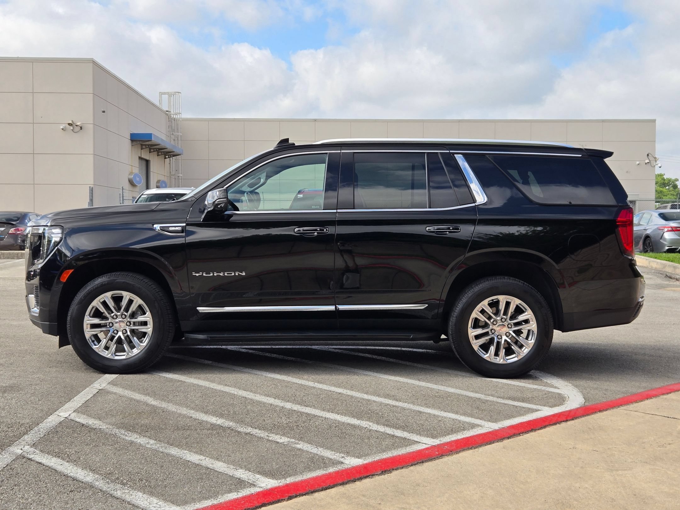 Used 2021 GMC Yukon SLT w/ SLT Luxury Package AWD/4WD image 6