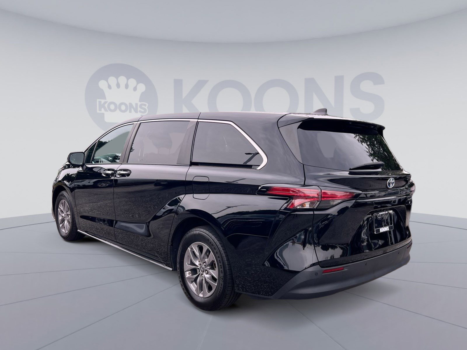 Used 2021 Toyota Sienna XLE image 4