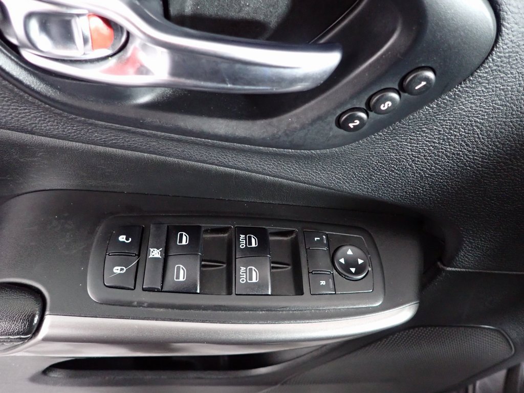 Used 2019 Jeep Cherokee Limited w/ Technology Group image 22