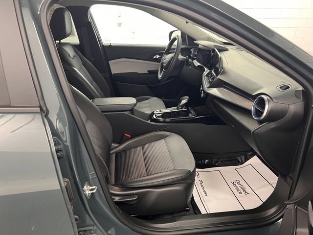 Used 2025 Chevrolet Trax LT FWD image 34