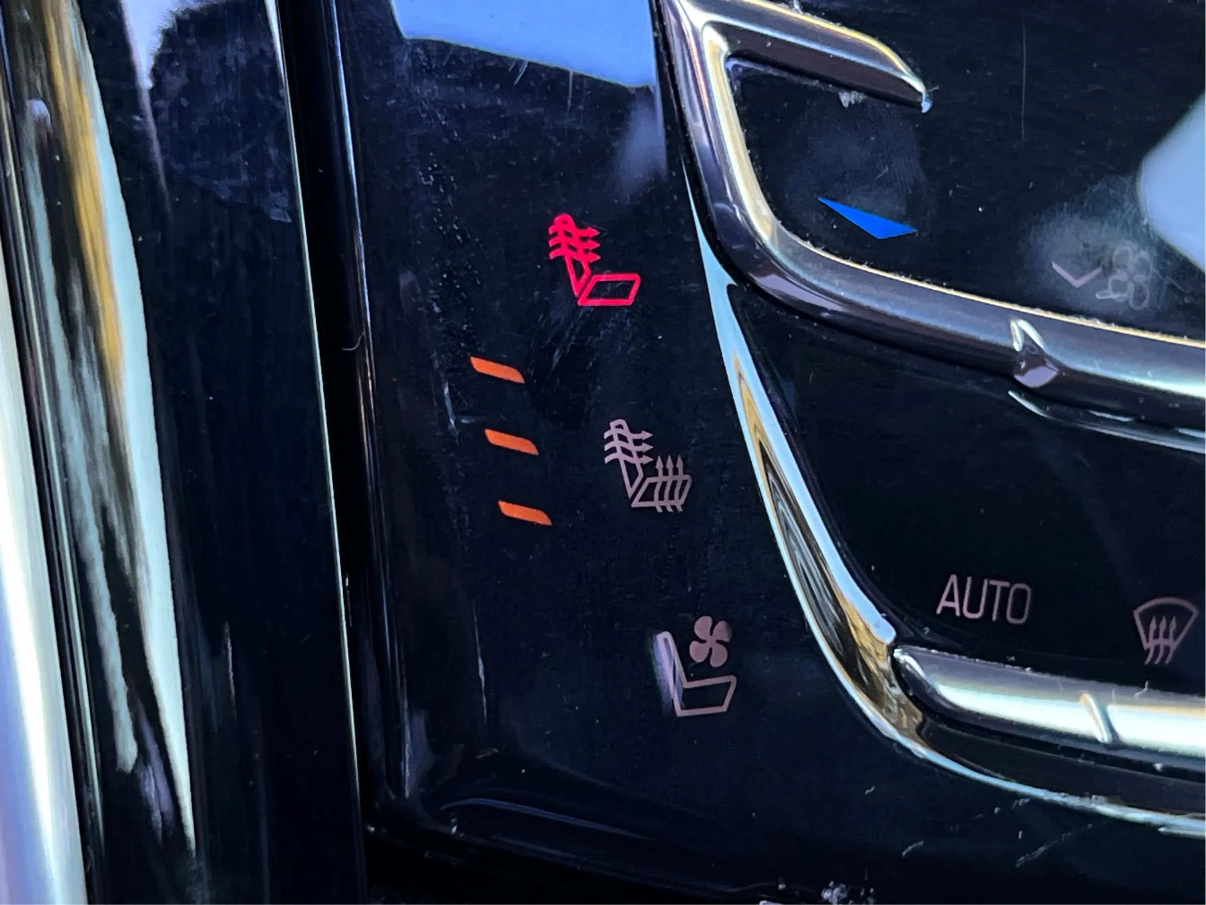 Used 2018 Cadillac Escalade Luxury AWD/4WD image 14