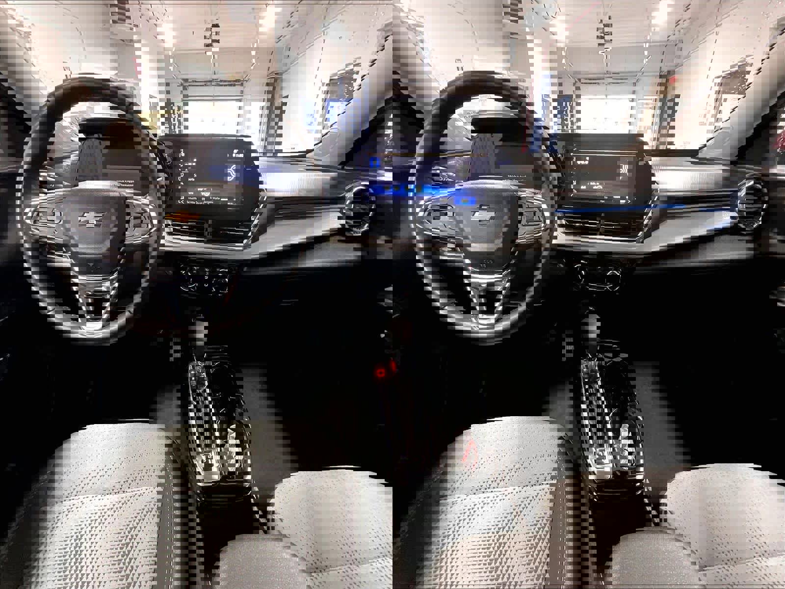 Used 2025 Chevrolet Trax LT w/ LT Convenience Package FWD image 21