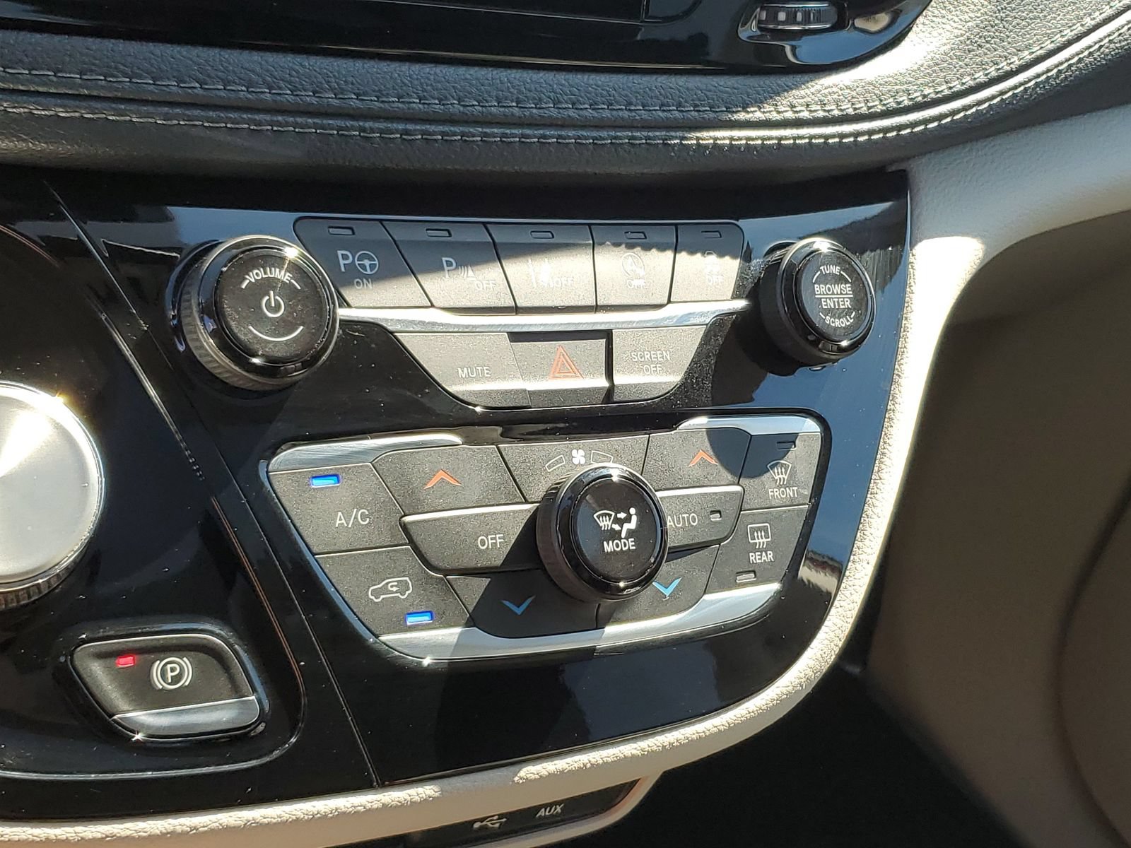 Used 2019 Chrysler Pacifica Limited FWD image 30
