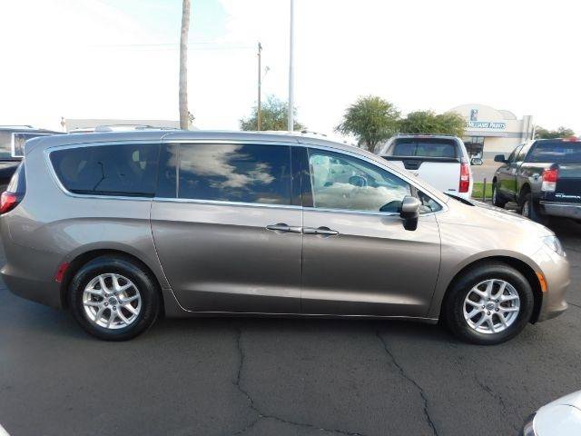 Used 2017 Chrysler Pacifica Touring image 7
