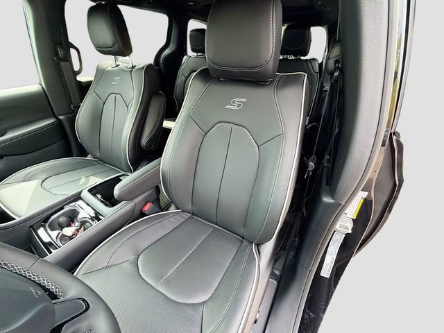 New 2026 Chrysler Pacifica Limited w/ S Appearance Package AWD/4WD image 23