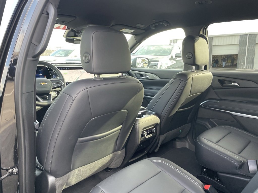 Used 2025 Chevrolet Traverse LT image 23