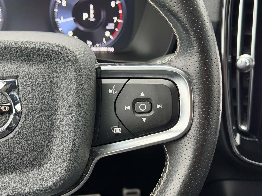 Used 2021 Volvo XC40 T5 R-Design w/ Advanced Package image 10
