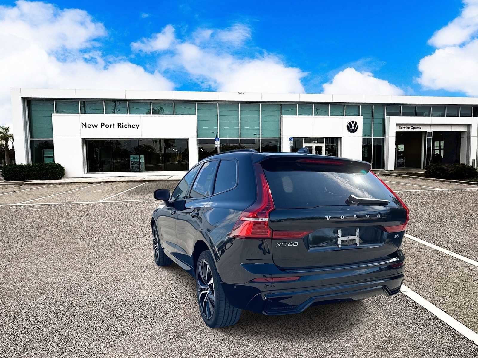 Used 2023 Volvo XC60 B5 Plus w/ Protection Package Premier image 6