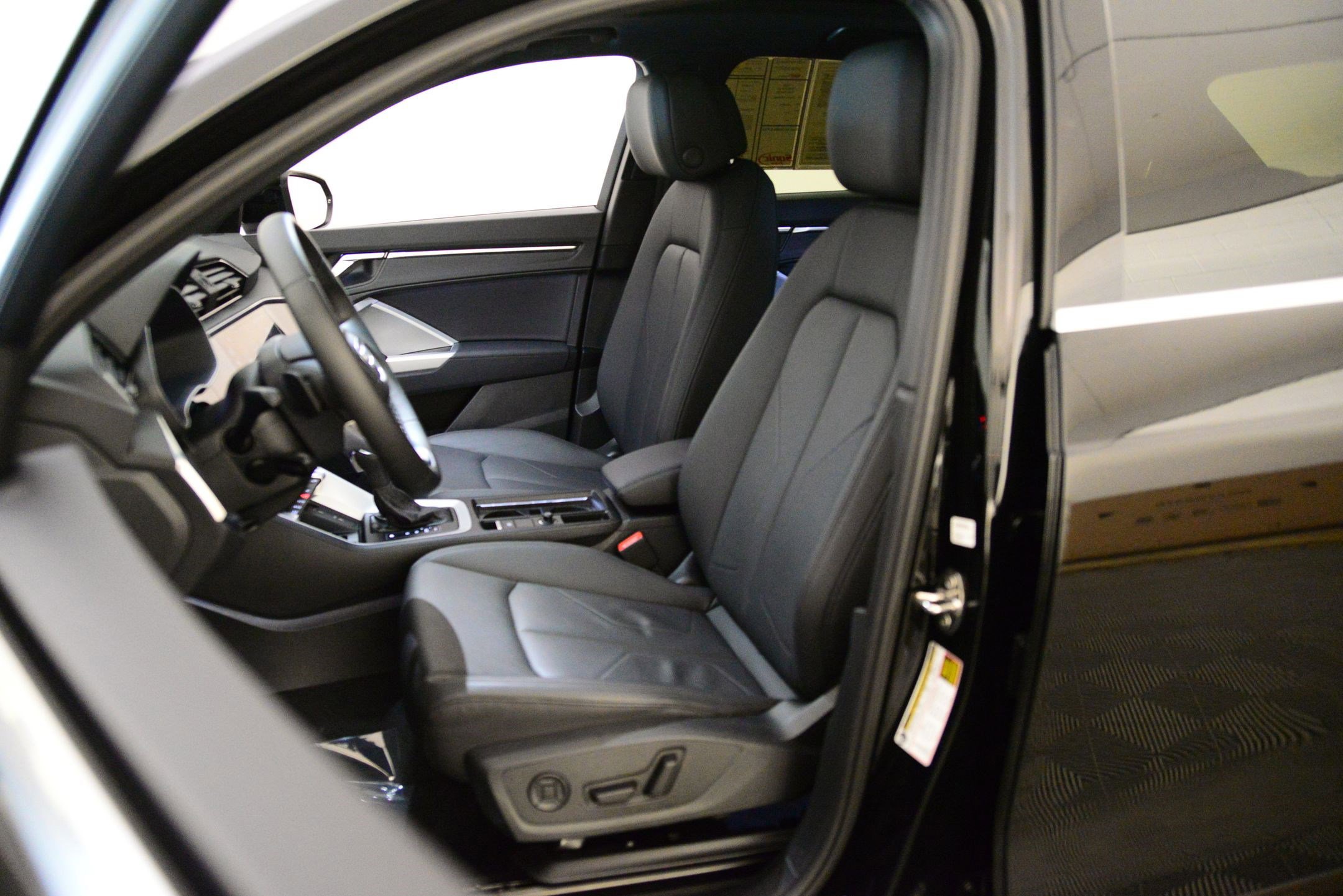 Certified 2025 Audi Q3 2.0T Premium w/ Convenience Package image 4