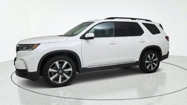 Used 2025 Honda Pilot Touring image 2