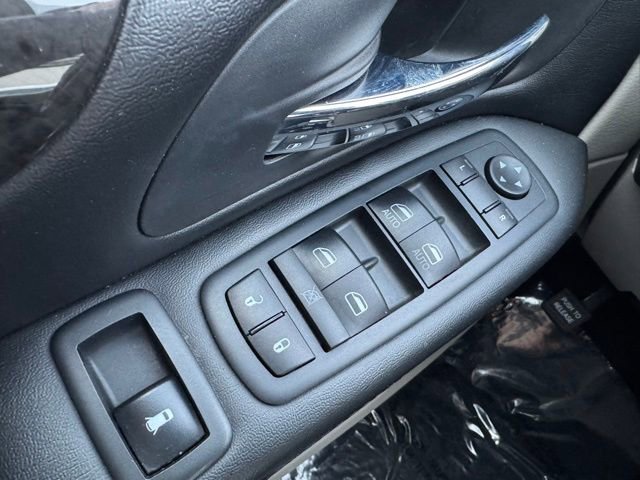 Used 2019 Dodge Grand Caravan SE w/ UConnect Hands-Free Group image 28